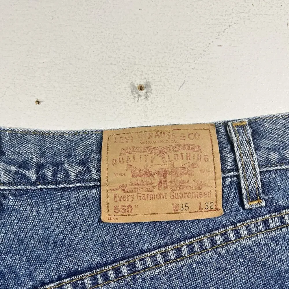 Vintage Y2K Levi’s 550 Relaxed Fit Jeans 34x32 Light Wash Denim